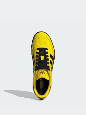 ICONIC SAMBA SHOES WITH A SHINY PATENT